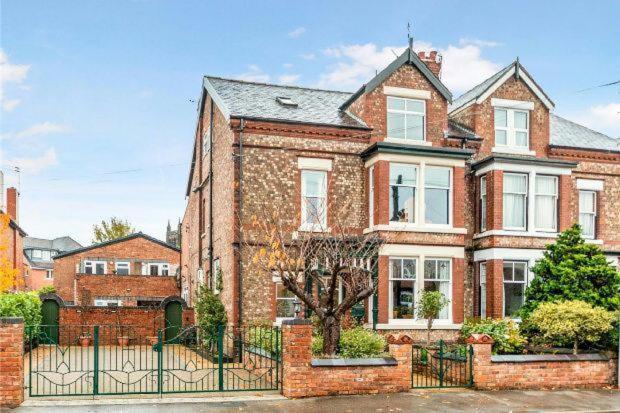 Queens One Urmston Luaran gambar
