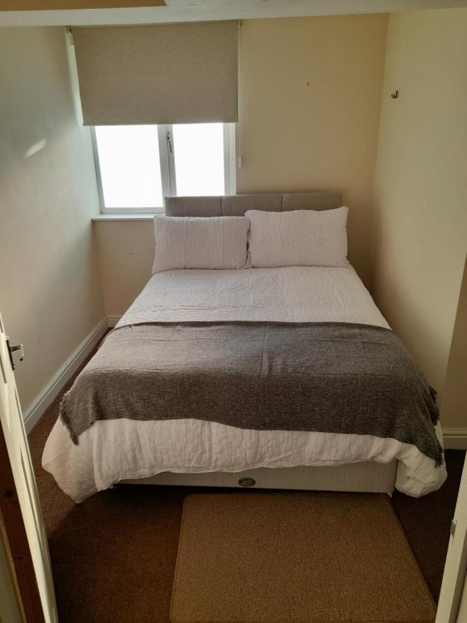 Queens One Urmston Luaran gambar