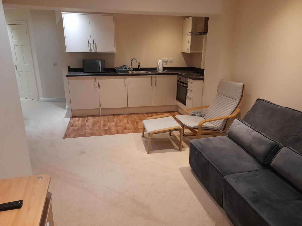 Queens One Urmston Luaran gambar