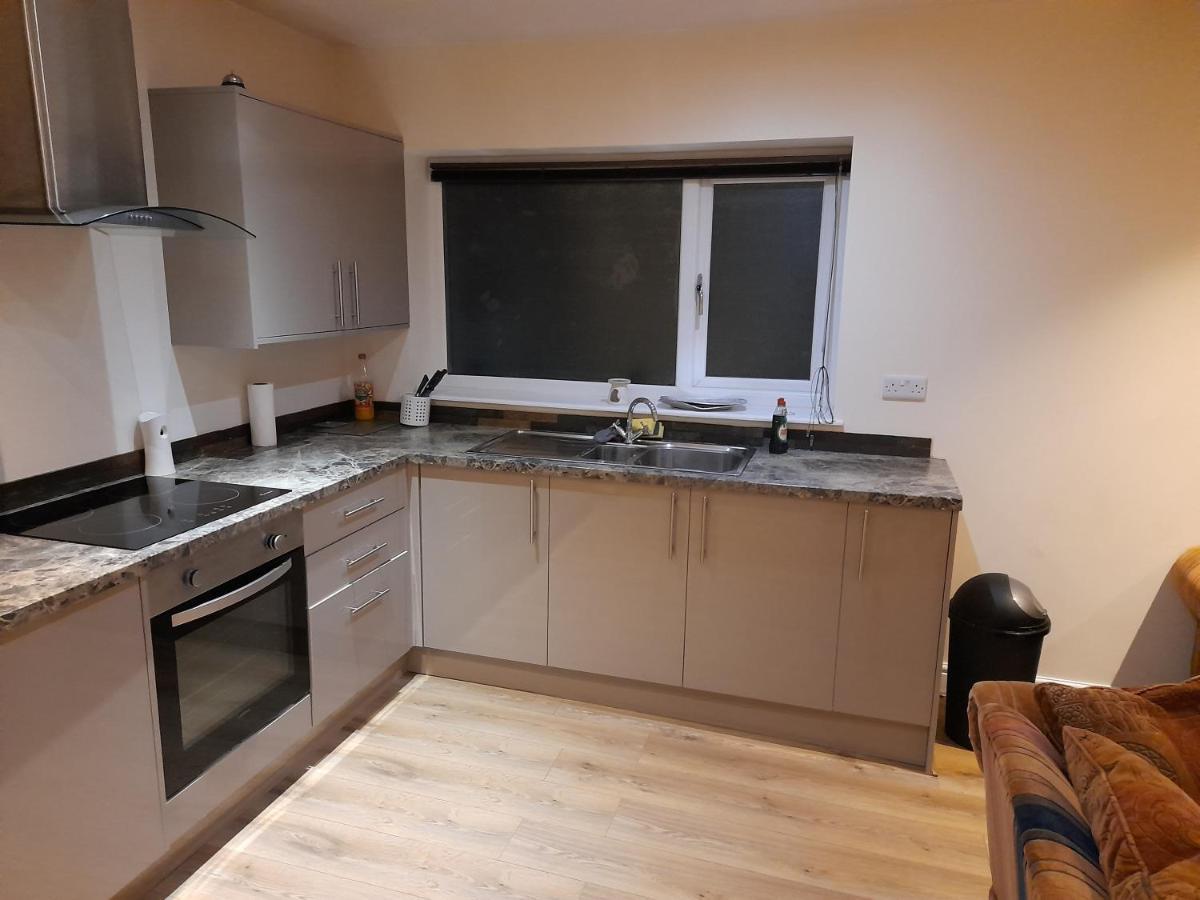 Queens One Urmston Luaran gambar