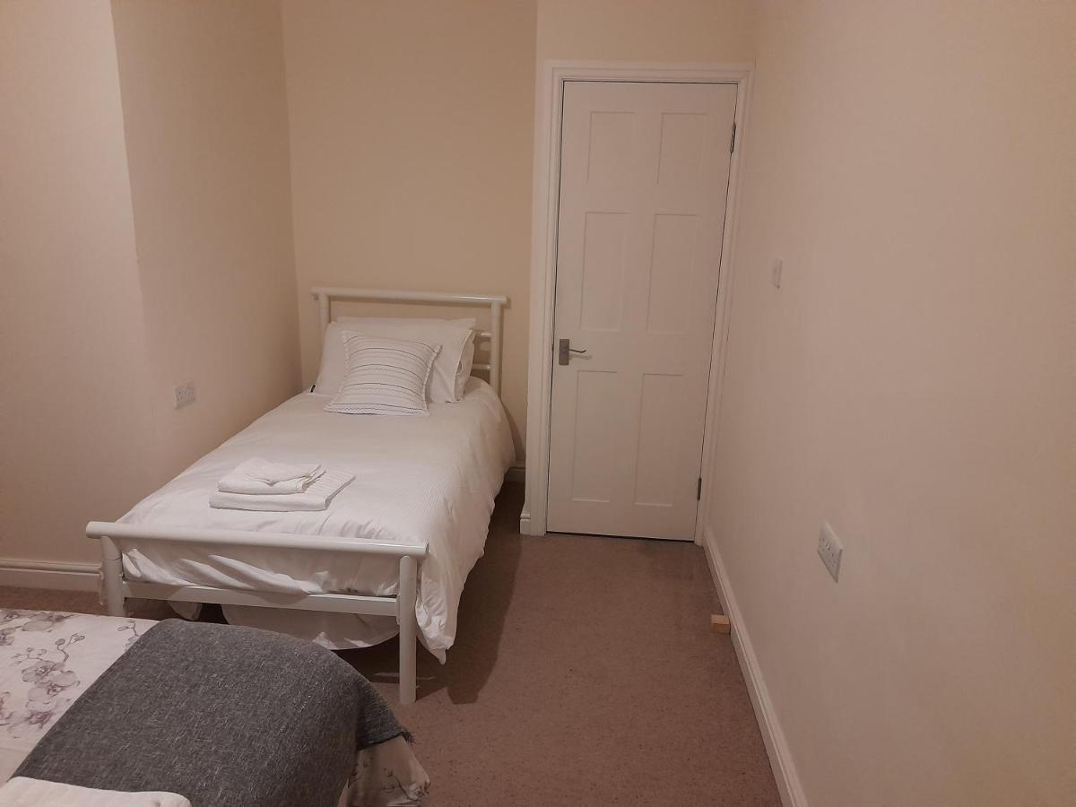 Queens One Urmston Luaran gambar