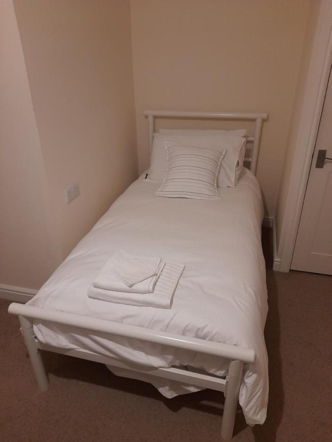 Queens One Urmston Luaran gambar