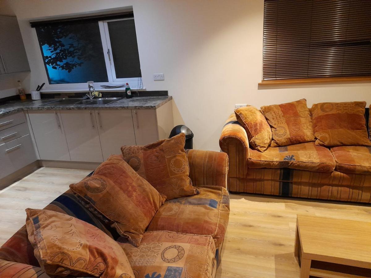 Queens One Urmston Luaran gambar